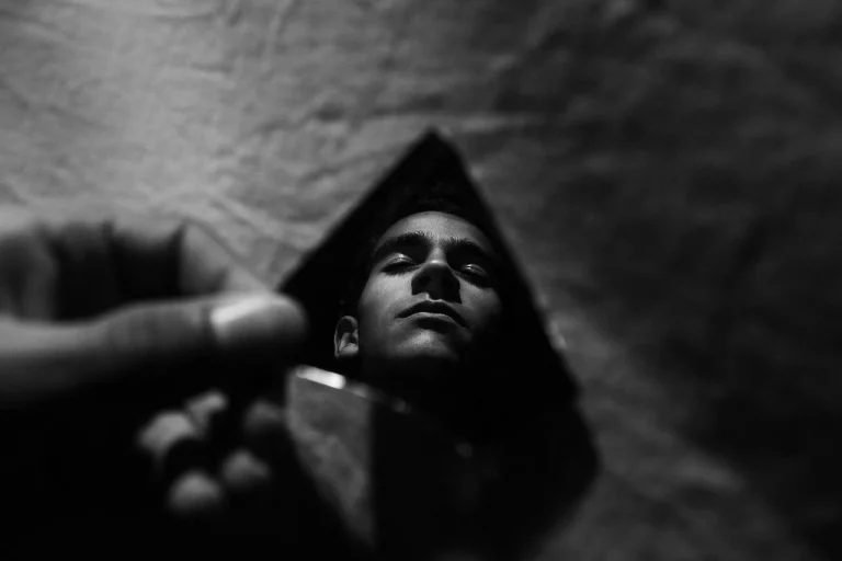 El Ritual de Separación con Espejos: Reflejando y Repeliendo Energías Negativas